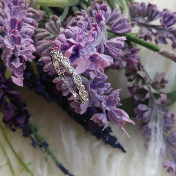 NEW 925 Beautiful lab created simulated diamond band - Picture 5 of 6